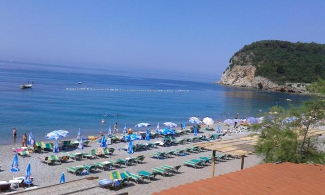 Family Apartment Garden And Sea Petrovac Екстериор снимка